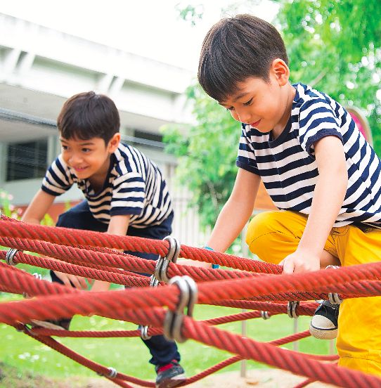 Image of two children playing outdoors from Partnership for a Healthier America's 2016 Annual Progress Report.
