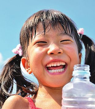 Image of young child with a water bottle from Partnership for a Healthier America's 2016 Annual Progress Report.